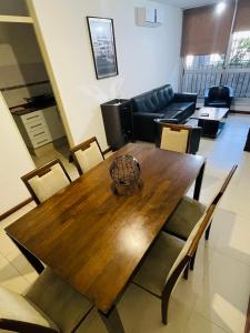 una mesa de madera y sillas en la sala de estar. en Edificio Baalbek I, en Montevideo