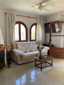 - un salon avec un canapé et une table dans l'établissement Casa Yaima, à Dénia
