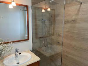 カンガス・デ・モラソにあるMi casita de Cangasの洗面台とシャワー付きのバスルーム +13枚の写真