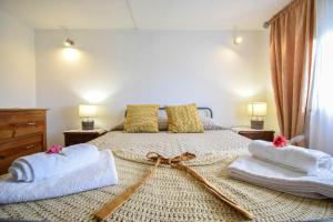 a bedroom with a bed with towels on it at Casinha da Deolinda in Aldeia das Dez