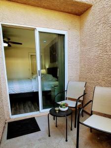 1 dormitorio y patio con mesa y sillas. en L - Fully remodeled and professionally decorated en Las Vegas