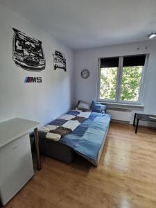 En eller flere senger på et rom på Small apartament in heart of Bolesławiec city