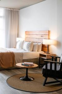 布宜諾斯艾利斯的住宿－Top Rentals Montañeses，酒店客房设有一张大床和一张桌子。