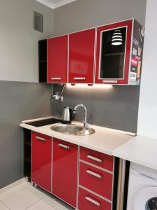 Kuchyňa alebo kuchynka v ubytovaní Small apartament in heart of Bolesławiec city + 4 fotografie