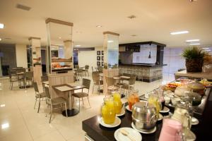 Estoril Hotel tesisinde bir restoran veya yemek mekanı