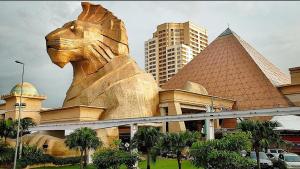 uma grande estátua de um cão em frente a um edifício em Exclusive Family Suites @ Sunway Pyramid Resort em Petaling Jaya