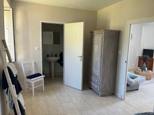 Cette chambre comprend une salle de bains pourvue d'une armoire et d'un lavabo. dans l'établissement Maison au coeur du Morvan, à Arleuf