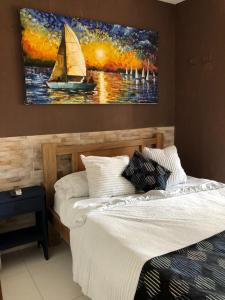 2 camas en una habitación con un cuadro en la pared en Habitacion Coveñitas 7, en Coveñas
