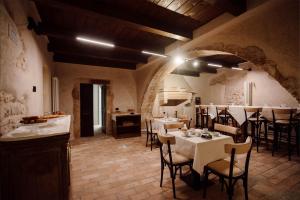 的住宿－Antica Dimora del Tratturo Magno，一间在房间内配有桌椅的餐厅