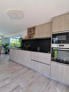 Kuchyň nebo kuchyňský kout v ubytování Villa Isabelle