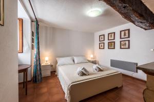A bed or beds in a room at La Casa Di Laura