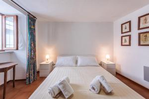 A bed or beds in a room at La Casa Di Laura