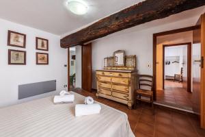 A bed or beds in a room at La Casa Di Laura