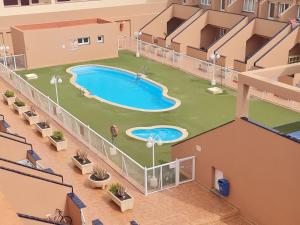 widok na basen w budynku w obiekcie Casa M de mar - Dúplex con vistas w Corralejo