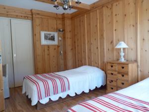 A bed or beds in a room at Appartement La Montagne