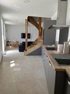 Kuchyňa alebo kuchynka v ubytovaní Superbe maison de ville, rénovée à 15 min de Lyon