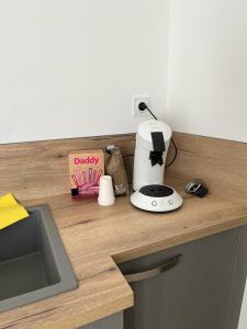 a coffee maker sitting on top of a kitchen counter at Superbe maison de ville, rénovée à 15 min de Lyon in Saint-Symphorien-dʼOzon