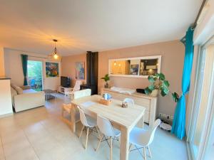 comedor y sala de estar con mesa y sillas en Maison avec piscine, climatisée, proche plage, en Roquebrune-sur-Argens