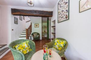 A seating area at La Casa Di Laura