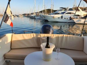 un tavolo su una barca con un bicchiere di vino sopra di Nuit Insolite sur un Bateau a Saint-Florent