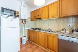 A kitchen or kitchenette at La Casa Di Laura