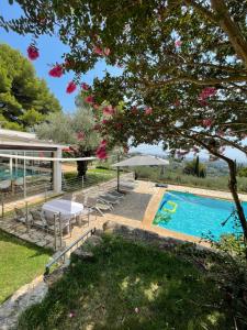 Bazén v ubytovaní Villa atypique - Vue mer et piscine chauffée alebo v jeho blízkosti