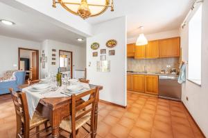 A kitchen or kitchenette at La Casa Di Laura