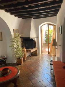 A seating area at La casa del piano - Beautiful 18th century house with courtyard & pool
