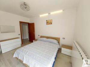 Forlì del Sannio的住宿－Soggiorno Lucia，一间白色卧室,配有一张床和一个梳妆台