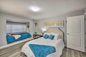 um quarto com 2 camas e almofadas azuis em Pet-Friendly House with Deck Less Than 3 Mi to Dtwn! em Placerville