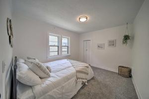 um quarto branco com uma cama e uma janela em Bright and Airy Liberty Lake Abode with Backyard! em Liberty Lake