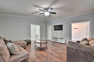 Galería fotográfica de Inviting Fayetteville Home with Deck and Pool! en Fayetteville