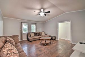 Galería fotográfica de Inviting Fayetteville Home with Deck and Pool! en Fayetteville