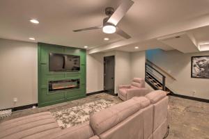 アトランタにあるStylish Atlanta Retreat Less Than 7 Mi to Midtown!のソファと薄型テレビのあるリビングルーム