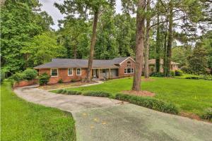 アトランタにあるStylish Atlanta Retreat Less Than 7 Mi to Midtown!の家に続く道道のある家