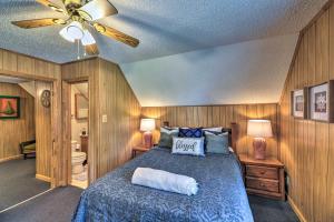 Schlafzimmer mit einem Bett und einem Deckenventilator in der Unterkunft Beautiful Lakefront Retreat with Dock and Grill! in Littleton