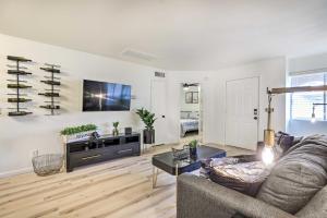 Posezení v ubytování 1 Mi to Dtwn Chandler Townhome with Community Pool