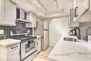 Kuchyň nebo kuchyňský kout v ubytování 1 Mi to Dtwn Chandler Townhome with Community Pool