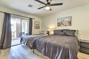 Postel nebo postele na pokoji v ubytování 1 Mi to Dtwn Chandler Townhome with Community Pool + 18 fotografií