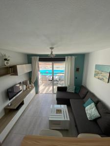 sala de estar con sofá y mesa en Amaya Ocean View Apartment, en Costa de Antigua