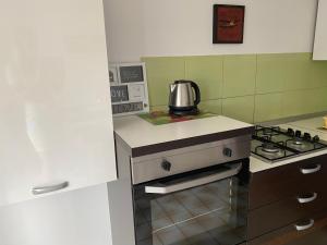 kuchnia z czajnikiem do herbaty na kuchence w obiekcie Dub Center Apartments Malinska SP w mieście Malinska