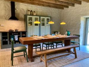 - une salle à manger avec une table et des chaises en bois dans l'établissement Encore une fois, La grande maison, à Locmalo