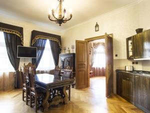 Kuchyňa alebo kuchynka v ubytovaní Art Apartments Celakovskeho Sady