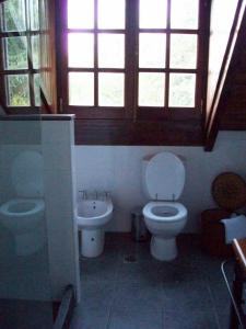 a bathroom with a toilet and a sink at La Aguada Hotel Boutique de Montana in Coneta