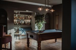 uma sala de estar com uma mesa de bilhar no meio em The Bonnie Badger em Gullane