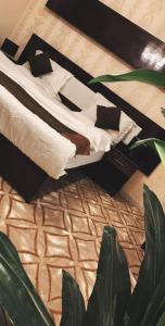 uma cama com almofadas num quarto em ركن الرمال em Sacaca