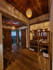琵琶的住宿－Filha Da Lua Ecolodge，客厅铺有木地板,配有吊灯。