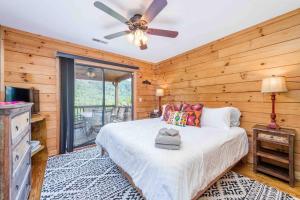 - une chambre avec un lit et un ventilateur de plafond dans l'établissement Wild Valley Lodge-Log Cabin in Lake Lure, NC, Close to Chimney Rock - Stunning Views, à Lake Lure