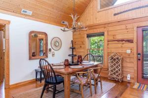 - une salle à manger avec une table et des chaises dans l'établissement Wild Valley Lodge-Log Cabin in Lake Lure, NC, Close to Chimney Rock - Stunning Views, à Lake Lure