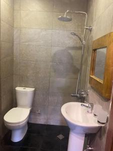 La salle de bains est pourvue de toilettes et d'un lavabo. dans l'établissement FRENKI APARTMENT BY THE SEA, à Siviri
